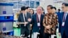 Presiden Joko Widodo didamping Kepala Eksekutif Hyundai Motor Group Chung Eui-sun (tengah) meninjau pabrik baterai dan kendaraan listrik PT Hyundai LG Indonesia-Green Power di Karawang, Jawa Barat, 3 Juli 2024. (Foto: Biro Setpres/AFP)