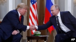 ARCHIVO - El presidente de Estados Unidos, Donald Trump, a la izquierda, y el presidente ruso, Vladimir Putin, a la derecha, se estrechan la mano al comienzo de una reunión en el Palacio Presidencial en Helsinki, Finlandia, el 16 de julio de 2018.