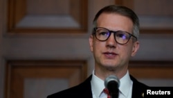 資料照：共和黨聯邦眾議員萊利·摩爾在環保署總部與西弗吉尼亞州國會代表團成員共同出席活動發表講話。(路透社，2025年2月18日)