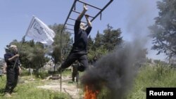 Các chiến binh từ 'Trung đoàn thứ nhất' thuộc lực lượng Quân đội Giải phóng Syria tham gia một cuộc huấn luyện quân sự ở vùng nông thôn miền tây Aleppo.