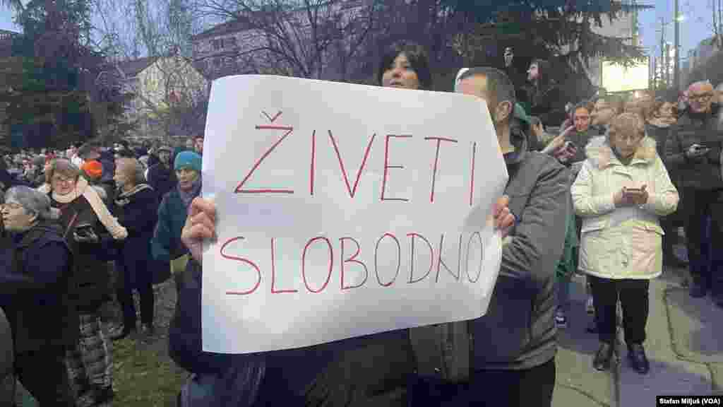 Na beogradskom Trgu Slavija u nedelju 22. decembra održan je veliki antivladin protest studenata i građana koji traže odgovornost za pad nadstrešnice železničke stanice u Novom Sadu 1. novembra i pogibije petnaestoro ljudi (Foto: VOA/Stefan Miljuš)