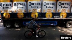 México mostró un incremento en la recepción de inversión extranjera debido a la operación de compra de la cervecera Modelo, que produce Corona, por la firma belga Anheuser-Busch InBev.