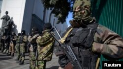 Members of a military special unit stand guard in front of a Ukrainian parliament building in Kyiv, March 17, 2014. 