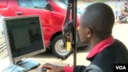 An internet service provider in Bamenda, Cameroon, uploads photos to social media after the three-month internet blackout was lifted. (Moki Edwin Kindzeka/VOA)