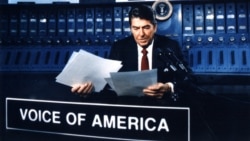 На фото з архіву Голосу Америки президент США Рональд Рейган у студії.