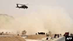 Helikopter black hawk milik AS terbang di atas lokasi serangan bom bunuh diri di Kandahar, Afghanistan, 2 Agustus 2017. (Foto: dok)