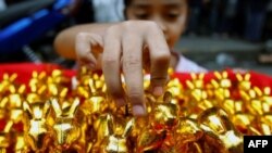 Hàng lưu niệm hình thỏ được bày bán trong dịp Tết âm lịch tại khu phố Tàu, 03/02/2011