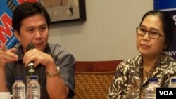 Koordinator Indonesia corruption Watch (ICW) Ade Irawan (kiri) bersama anggota DPR Eva Kusuma Sundari (foto: dok).