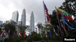 ARSIP - Bendera-bendera negara dan logo ASEAN tampak diperagakan sebelum pelaksanaan konferensi puncak ASEAN di Kuala Lumpur, Malaysia pada foto yang diambil tanggal 18 November 2015 (foto: REUTERS/Olivia Harris)