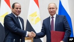 ARCHIVES - Le président égyptien Abdel-Fattah el-Sisi (à g.) serre la main de son homologue russe Vladimir Poutine après une cérémonie de signature à la suite de leurs entretiens à Sotchi, en Russie, mercredi 17 octobre 2018.