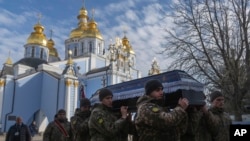Војници носат ковчег на полски доброволец Филип Антосијак (18), кој служел во Uкраинската армија и бил убиен во руско-украинската војна, за време на церемонија во Киев, Украина, 30 јануари 2025 година