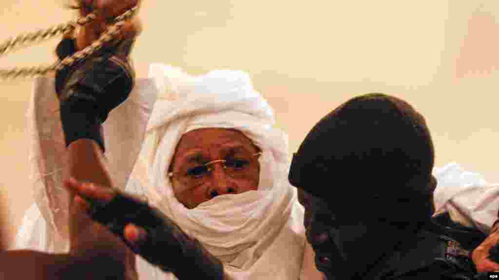 L'ancien dirigeant tchadien Hissène Habré est escorté &nbsp;par la police sénégalaise au Palais de Justice à Dakar, le 20 juillet 2015.