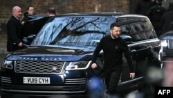 Президент Украины Владимир Зеленский прибывает для участия в двусторонней встрече с премьер-министром Великобритании Киром Стармером в центре Лондона 1 марта 2025 года