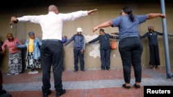 Des agents de santé expliquent la distanciation sociale à Khayelitsha près du Cap, Afrique du Sud, le 31 mars 2020. (Photo: Reuters/Mike Hutchings)