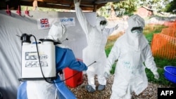 Le personnel médical de l'unité de traitement Ebola (ETU) se prépare à travailler avec son équipement de protection individuelle (EPI) lors de sa répétition hebdomadaire à l'Hôpital général Bwera de Bwera, à la frontière avec la RDC, à l'ouest de l'Ouganda, le 12 décembre 2018.