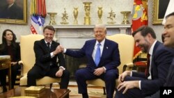 হোয়াইট হাউসে যুক্তরাষ্ট্রের প্রেসিডেন্ট ডনাল্ড ট্রাম্প এবং ফরাসী প্রেসিডেন্ট ইমানুয়েল ম্যাক্রোঁর বৈঠকের এক মুহূর্ত। ফটোঃ ২৪ ফেব্রুয়ারি, ২০২৫।