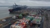 Dalam foto yang diambil pada 4 Maret 2021 ini tampak barisan kontainer yang tersusun di pelabuhan Felixstowe, Inggris. Perusahaan jasa pengiriman kargo asal Denmark AP Moller-Maersk mengatakan telah mengalihkan kapalnya dari pelabuhan tersebut. (Foto: AFP Ben Stansall)