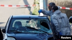 Полиция работает на месте происшествия, где автомобиль въехал в толпу людей в Мангейме. Германия, 3 марта 2025 года. Reuters.