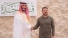 Putra Mahkota Saudi Mohammed bin Salman berjabat tangan dengan tamunya, Presiden Ukraina Volodymyr Zelenskyy, yang ikut menghadiri KTT Liga Arab di Jeddah, Jumat (19/5). 
