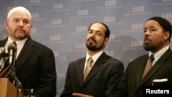 Direktur Komunikasi Dewan Hubungan Islam di Amerika (CAIR) Ibrahim Hooper (kiri), Direktur Eksekutif CAIR Nihad Awad dan tokoh muslim AS, Mahdi Bray memberikan keterangan pers (foto: dok).