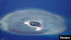 Salah satu pulau yang tak berpenghuni di kawasan kepulauan Spratly yang disengketakan banyak pihak di Laut China Selatan, dilihat dari udara, 21 April 2017. (Foto: dok) 