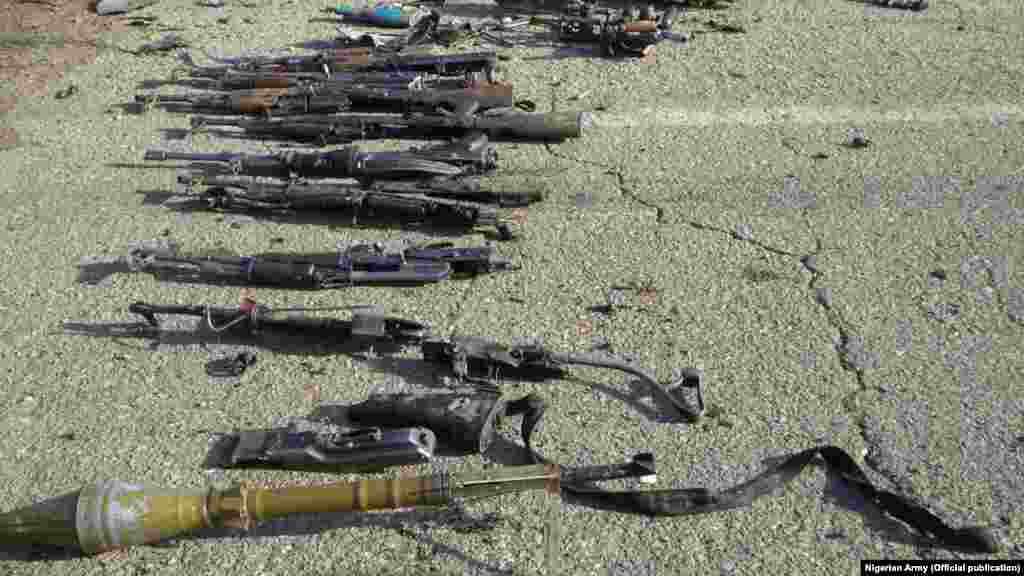 Wasu daga cikin makaman da aka kwace daga hannun 'yan Boko Haram bayan da suka yi yunkurin kai hari kan garuruwan Dikwa da Mafa ranar asabar May 23, 2015