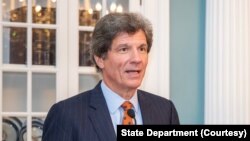 Podsekretar SAD za ekonomski razvoj, energetiku i životnu sredinu Hoze Fernandez u Vašingtonu, 18. septembra 2024. (State Department/courtesy)