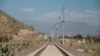 Une femme traverse la ligne inachevée du train Kombolcha-Djibouti dans une zone rurale de la région d'Amhara, en Éthiopie, le 13 décembre 2020.