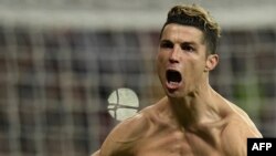 L'attaquant Cristiano Ronaldo jubile après avoir transformé un penalty lors du quart de finale Ligue des champions contre la Juventus au stade Santiago Bernabeu de Madrid, le 11 avril 2018
