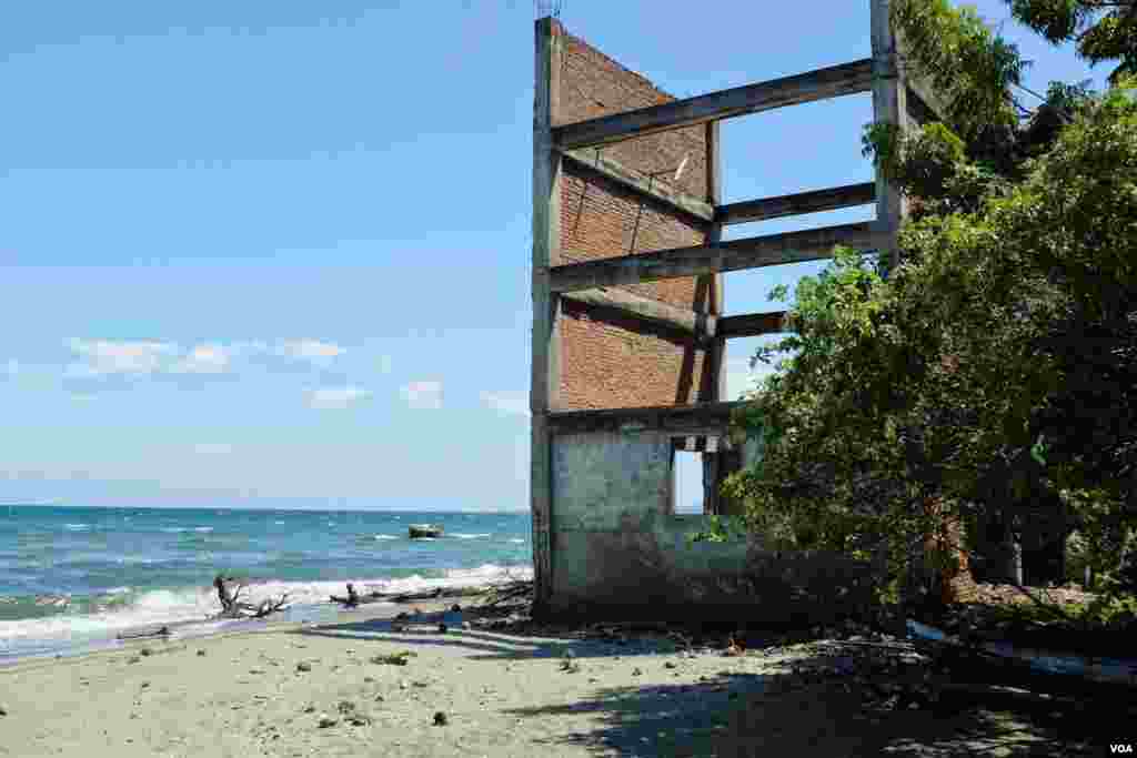 Un habitant passe devant un camion incendié près de la route où les manifestants sont passés à Atteridgeville, à l&#39;ouest de Pretoria, Afrique du Sud, le 21 juin 2016.