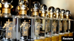 Botol-botol baijiu merek Sichuan Swellfun di acara promosi di Beijing. (Foto: Dok)