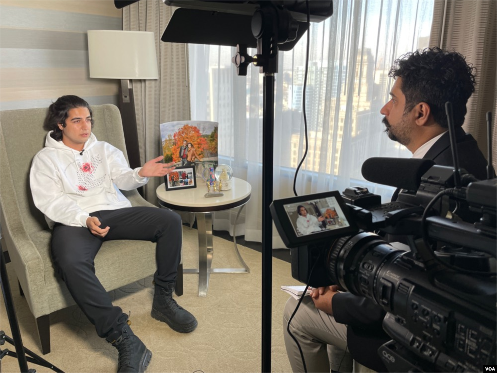 ​پشت صحنه فیلمبرداری مصاحبه بخش فارسی صدای آمریکا ​با آرش مرتب. آروین مرتب و آیدا فرزانه، برادر و زن برادر آرش مرتب، از جان باختگان پرواز پی اس ۷۵۲ بودند.