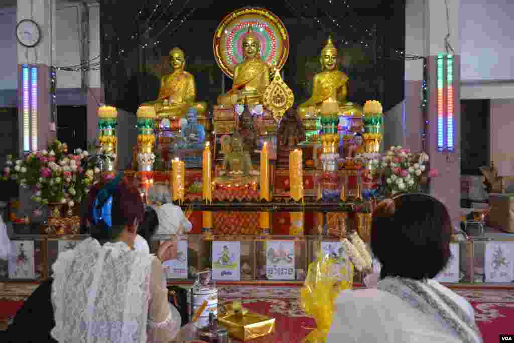 ទិដ្ឋភាព​ទូទៅ​នៅ​ថ្ងៃ​កាន់​បិណ្ឌ​ទី​ពីរ​នៃ​ពិធី​បុណ្យ​ភ្ជុំ​បិណ្ឌ នៅ​វត្ត​កោះ​ ក្នុង​ក្រុង​ភ្នំពេញ​ ថ្ងៃ​អង្គារ ទី​២៦ ខែ​កញ្ញា ឆ្នាំ​២០១៨។ (ណឹម សុភ័ក្រ្តបញ្ញា/VOA)