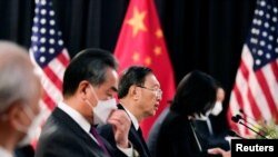 中共中央政治局委员杨洁篪（中）在阿拉斯加美中高层会谈上正在进行他的16分钟讲话，其中包括“中国人不吃这一套”。（2021年3月18日） 