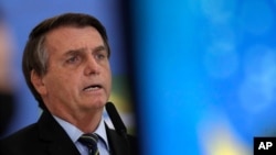 El presidente de Brasil, Jair Bolsonaro, habla en una ceremonia en la que anunció medidas económicas para apoyar a los hospitales filantrópicos y ayudarlos a tratar a pacientes con COVID-19, en el Palacio Presidencial Planalto, el jueves 25 de marzo.