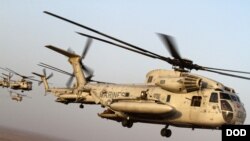 Des hélicoptères de la Marine américaine s'exerçant dans la province de Helmand, Afghanistan le 9 aout 2012 