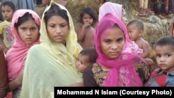 Tiga perempuan Hindu, penyintas kekerasan di negara bagian Rakhine, tiba di Bangladesh, 28 Agustus 2017. 