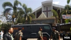 Polisi Indonesia melakukan penjagaan ketat di Gereja Bethel Indonesia Sepenuh (GBIS) di Solo. (Foto: Dok)