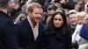 Pangeran Harry dan Meghan Markle dalam kunjungan ke Nottingham. (Foto: AP)