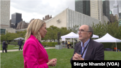 Amanda Roberson, porta-voz do Departamento de Estado americano em português sendo entrevistada por João Santa Rita, Voz da América em Nova Iorque