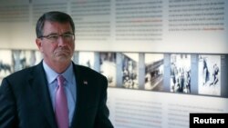 Menteri Pertahanan Amerika Ashton Carter saat mengunjungi Museum Peringatan Holocaust di Berlin, Jerman (22/6).