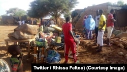 Quelques familles rassemblent leurs biens menacés par les inondations à Agadez, Niger, 15 août 2018. (Twitter/ Rhissa Feltou)