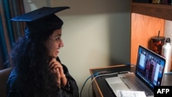 27岁的巴基斯坦学生特博在她位于国际学生之家的卧室里参加乔治城大学举办的网上毕业典礼。（2020年5月15日）