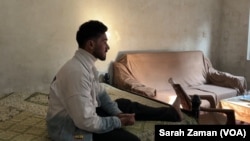 ভিডিও থেকে নেয়া এক স্থির চিত্রে আমির আলীকে তার আঘাত পাওয়া পা বিছানায় উঠিয়ে আরাম করতে দেখা যাচ্ছে। ফটোঃ ৩ ফেব্রুয়ারি, ২০২৫। 