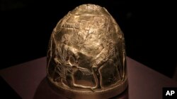 Золотий скіфський шолом четвертого століття до н. е. виставляється як частина експонату під назвою «Крим – золото і секрети Чорного моря», в історичному музеї Алларда Пірсона в Амстердамі в п'ятницю, 4 квітня 2014 року.