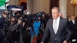 Menlu Rusia Sergei Lavrov meninggalkan kantor Menlu Perancis seusai pertemuan di Paris membahas gencatan senjata di Ukraina (24/2). 