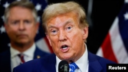 El expresidente estadounidense y candidato presidencial republicano Donald Trump habla con los medios de comunicación después de reunirse con los republicanos en el Capitolio, en la sede del Comité Senatorial Republicano Nacional (NRSC) en Washington, el 13 de junio de 2024. 