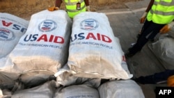 ເຈົ້າ​ໜ້າ​ທີ່​ສະ​ໜາມ​ບິນກວດ​ກາ​ສິ່ງ​ຂອງ​ການ​ຊ່ວຍ​ເຫຼືອ​ດ້ານ​ມະ​ນຸດ​ສະ​ທຳ ຫຼັງ​ຈາກ​ການ​ຊ່ວຍ​ເຫຼືອໜັກ 60 ໂຕນ​ຈາກ​ອົງ​ການ USAID ຖືກ​ຂົນ​ລົງ​ຈາກ​ເຮືອ​ບິນ​ຢູ່​ສະ​ໜາມ​ບິນ ອາ​ບິ​ລ, ອີ​ຣັກ, 2 ກັນ​ຍາ 2014.