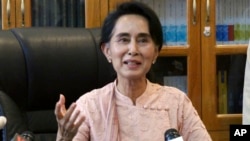 Myanmar opposition leader Aung San Suu Kyi speaks to journalists during a press conference at a parliament building, April 9, 2015 in Naypyidaw, Myanmar.