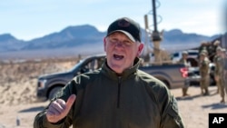 নিউ মেক্সিকোর সানল্যান্ড পার্কে যুক্তরাষ্ট্র-মেক্সিকো সীমান্ত পরিদর্শনের সময় গণমাধ্যমের সাথে কথা বলছেন টম হোম্যান। ৩ ফেব্রুয়ারি, ২০২৫।